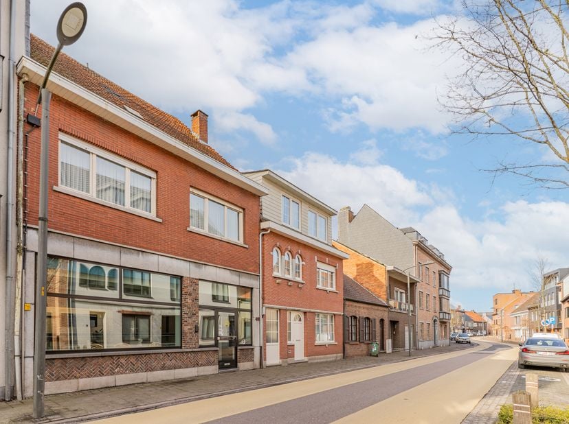 Ruim handelspand met woonst in hartje Arendonk<br />
<br />
Op een toplocatie in Arendonk, vlak bij het centrum én de op- en afrit van de E34, bevindt
