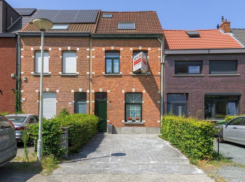 Locatie: Deze woning staat te koop op de Gaston Febrélaan te Wilrijk, op een uitstekende locatie tussen het centrum van Wilrijk en de belangrijkste in