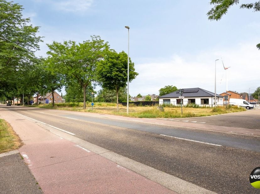Grond te koop in Tessenderlo-Ham<br />
<br />
Deze ruime bouwgrond voor open bebouwing is gelegen op de hoek van de Staatsbaan en de Vlinderstraat in