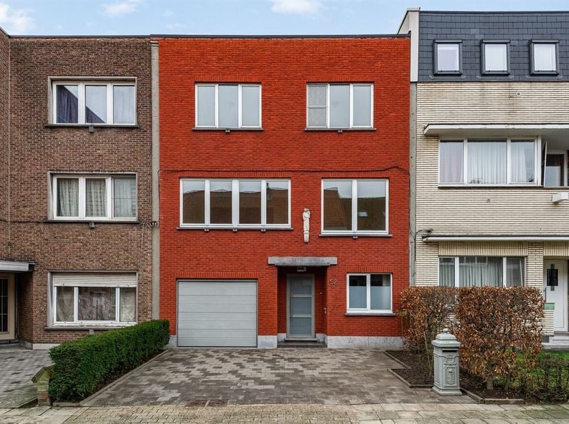Openhuizendag op zaterdag 13 juni van 14u00 - 15u00<br />
Deze instapklare bel-étagewoning in het centrum van Duffel combineert comfort, licht en func