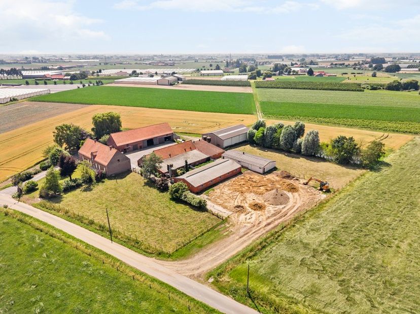 Dit aanbod betreft een hoeve gelegen in Staden. Deze charmante hoeve geniet van een rustige, landelijke ligging, terwijl alle belangrijke verbindingsw
