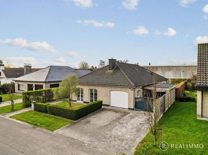 Op zoek naar net dat tikkeltje meer? Dan is deze uitzonderlijke villa van maar liefst 260 m² bewoonbare oppervlakte exact wat je zoekt. Gelegen in een