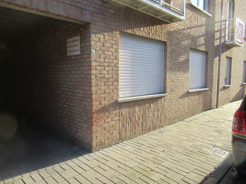 Gelijkvloerse studio in het centrum van Sint-Truiden, vlakbij het station. <br />
Indeling:  - living - eetkamer met keukenhoek, 1 slaapkamer, badkame