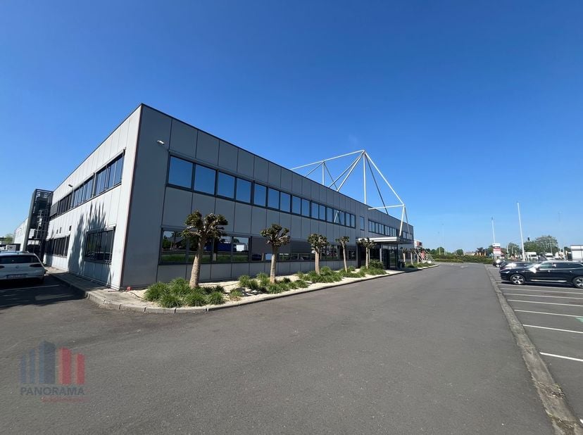 Deze kantoorruimte profiteert van een topligging met maximale visibiliteit langs de N60. De locatie biedt een vlotte verbinding richting Gent, Oudenaa