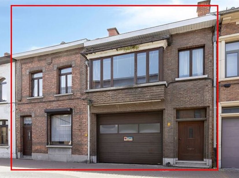 RUIM EIGENDOM MET WONING, APPARTEMENT EN MAGAZIJN TAL VAN MOGELIJKHEDEN<br />
Veelzijdig eigendom met uitzonderlijk potentieel, bestaande uit een ruim