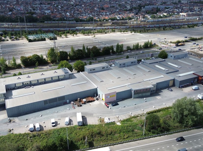 Op een toplocatie aan de Noordersingel in Borgerhout bieden wij een magazijn aan van 399m². <br />
De unit geniet van een uitstekende bereikbaarheid d
