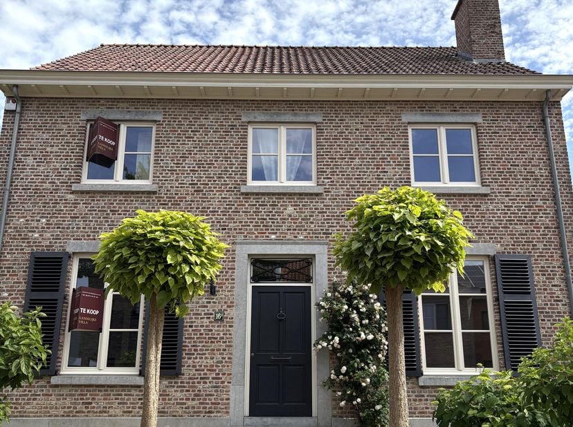 Deze charmante landelijke villa van maar liefst 260m², gelegen in een rustige, groene omgeving biedt een unieke combinatie van ruimte, stijl en comfor