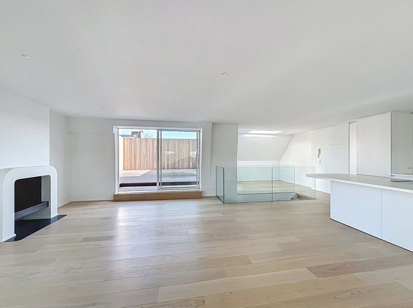 In de gewilde Floride-wijk van Ukkel biedt Barnes Brussels u dit sublieme, lichte duplex penthouse aan, gerenoveerd door architect Renaud Dejeneffe, b