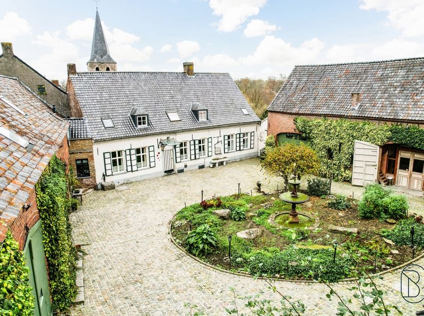 Een unieke parel in de streek<br />
In volwaardig woongebied bevindt zich deze uitzonderlijke hoeve bestaande uit een woonhuis, extra woonhuis, grote