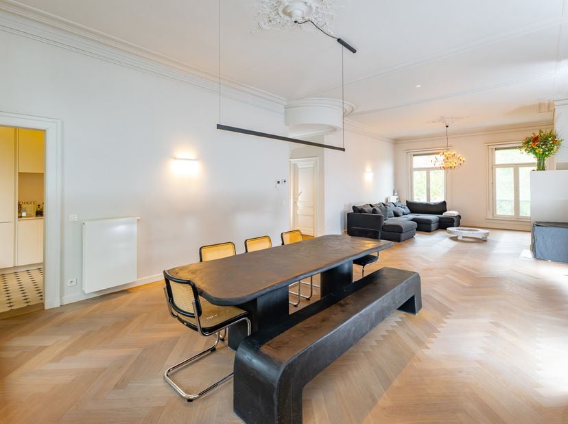 Luxueus en recent gerenoveerd 3 slaapkamer appartement ca. 220m² met prachtig terras ca. 25m² op toplocatie nabij het oude justitiepaleis in hartje An