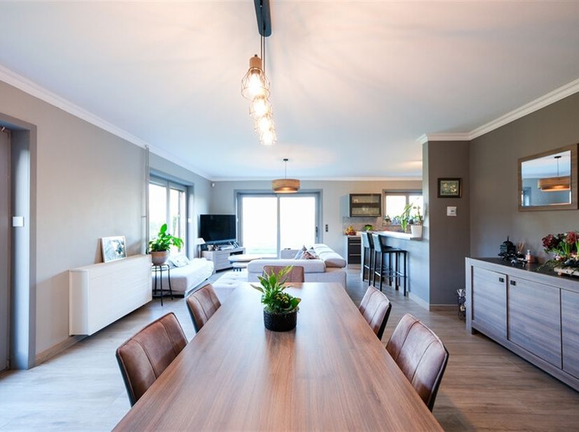 Idéalement située à Dottignies, dans un environnement calme et ouvert sur la nature. Cette villa lumineuse développe environ 205 m² habitables sur un