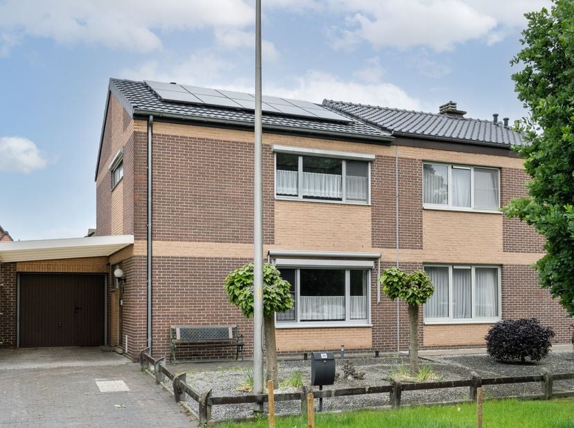 NIEUW TE KOOP: Gerieflijke, verrassend ruime, lichtrijke,&amp;nbsp;energiecorrecte (EPC B) correct onderhouden en fijn gelegen, half-open eengezinswoning
