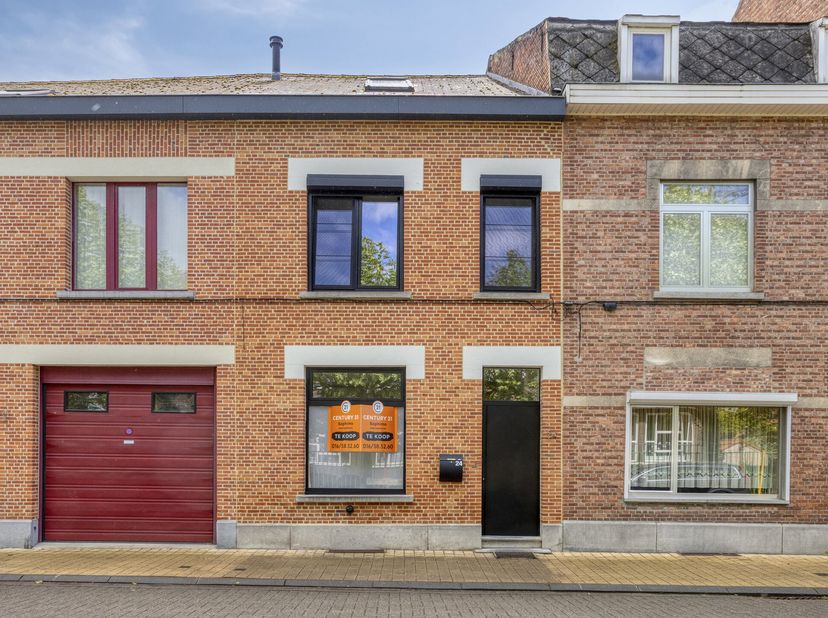 Charmante en volledig instapklare woning in het centrum van Aarschot, grondig gerenoveerd in 2019 met oog voor comfort en energiezuinigheid. Deze geze