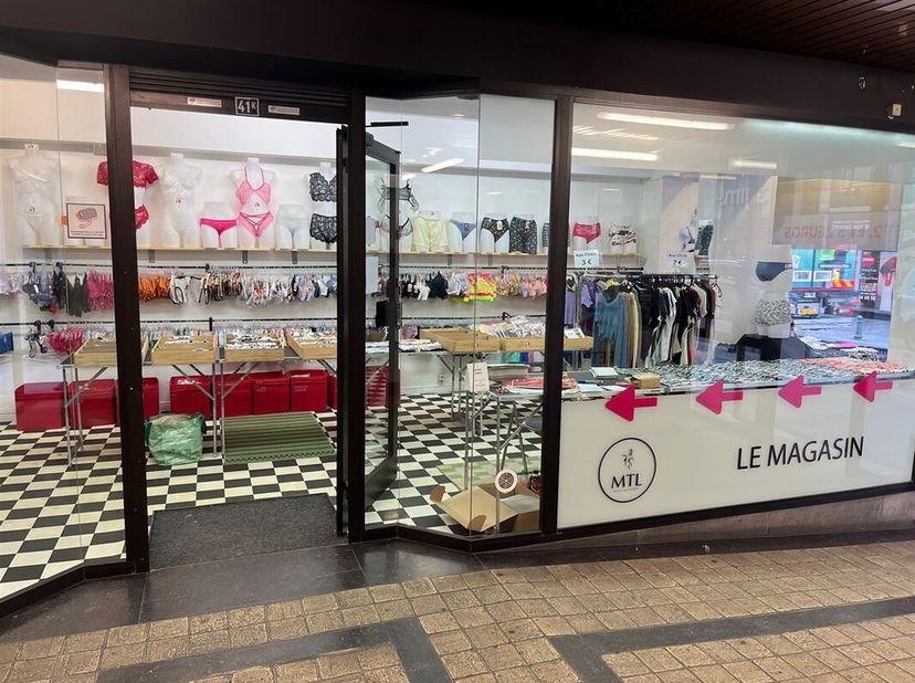 MCA Immobilier vous propose ce rez-de-chaussée idéalement situé dans une galerie commerçante au coeur de Liège. Ce bien se compose dun espace principa