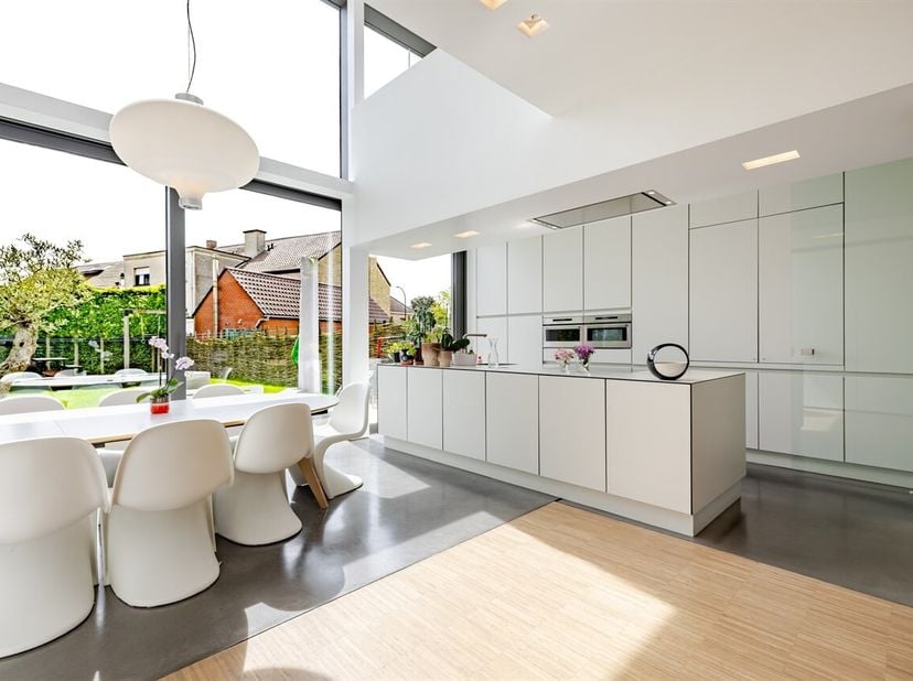 Architecturale parel in het groene Heusden!<br />
Deze woning is gelegen op een toplocatie: in een residentiële buurt, en toch vlot bereikbaar! Zeldza