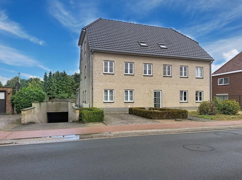 Op zoek naar een comfortabel appartement met 2 slaapkamers, een tuin én maar liefst 2 ondergrondse staanplaatsen?  Dan is dit goed onderhouden gelijkv
