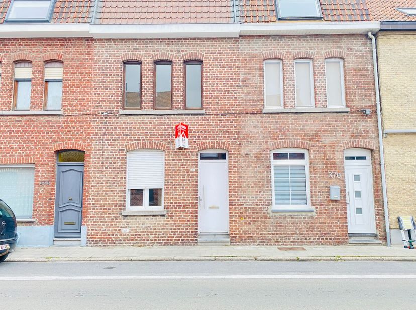 Vous êtes à la recherche dune maison agréable et prête à emménager avec un beau jardin ? Alors cette habitation est faite pour vous ! La maison offre