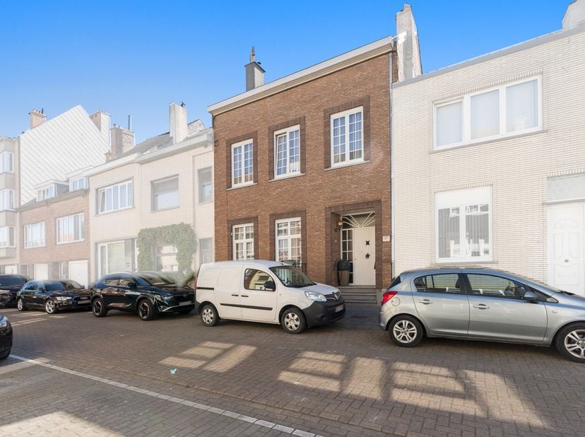 Bent u op zoek naar een uitzonderlijk ruime gezinswoning met maar liefst 350 m² bewoonbare oppervlakte? Dan is deze karaktervolle woning in Oostende p