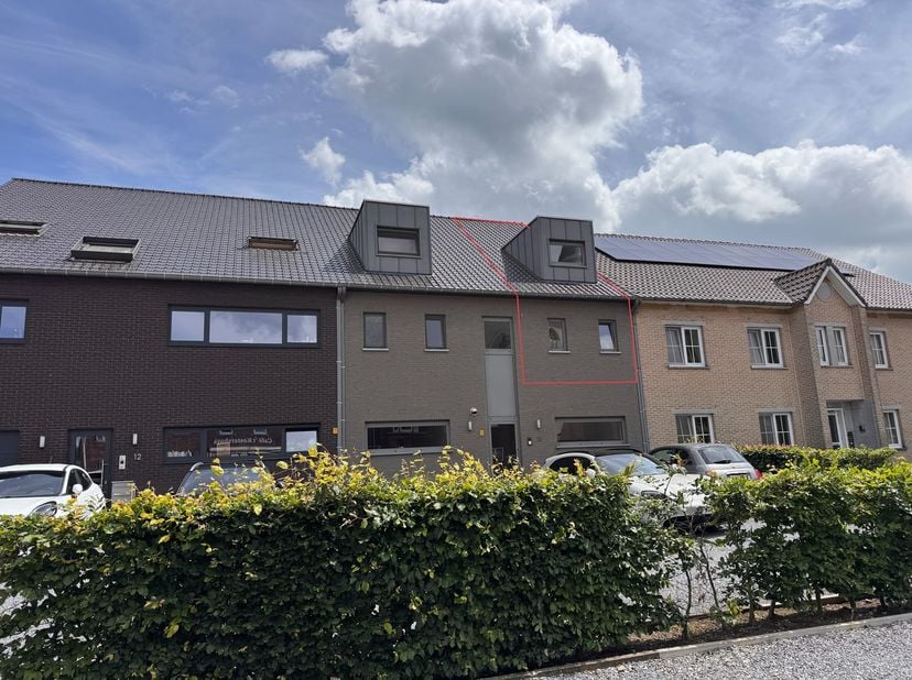 Bent u op zoek naar een instapklaar appartement met een ruime indeling, veel lichtinval en een uitstekende energiescore? Dan is dit verzorgde duplex a