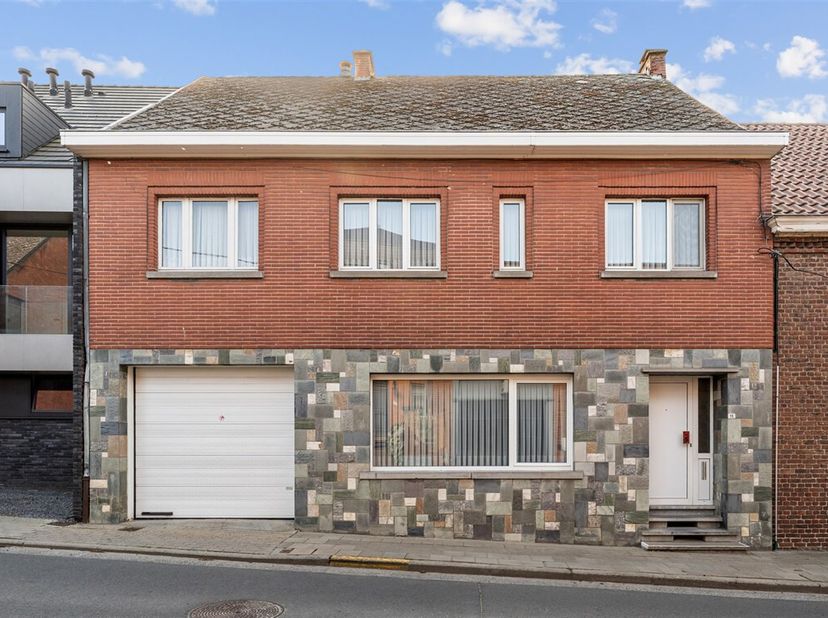 Charmante gezinswoning met toffe tuin in Vlierzele.<br />
Welkom in deze solide en karaktervolle woning in Vlierzele, ideaal voor gezinnen die op zoek