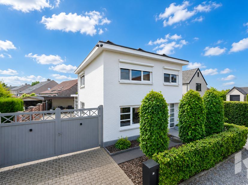 Gunstig gelegen instapklare, gerenoveerde woning (166 m²) met 4 slaapkamers op een afgesloten perceel van 525m².<br />
Deze zeer goed onderhouden gezi