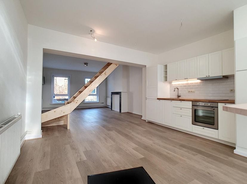 Situé dans la rue commerçante de Lessines, non loin de la Grand’Place, cet immeuble propose un rez-de-chaussée de +/-60m², comprenant des halls commun