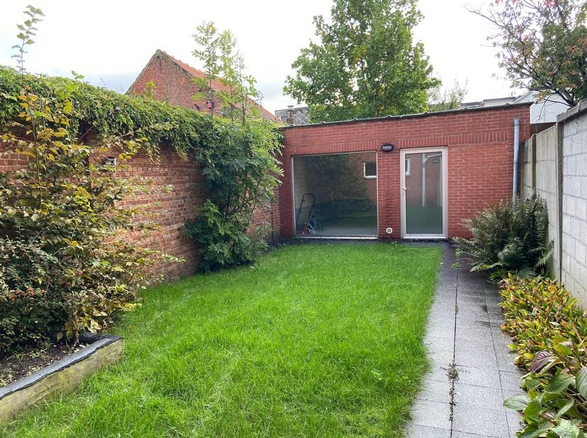 Op wandelafstand van ‘t Rivierenhof is een zonnig en ruim 2 slpk app, bureau, terras en tuin voorzien van een multifunctionele ruimte.<br />
Het app i