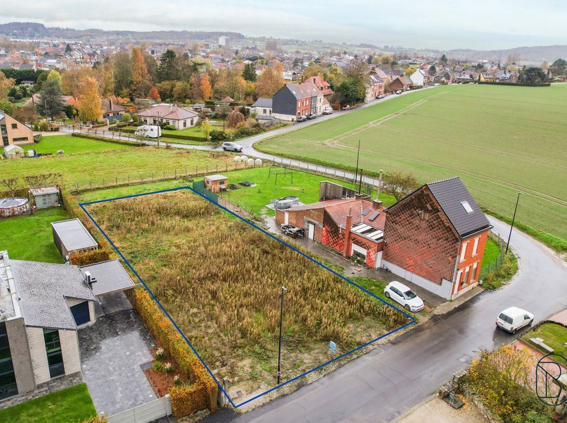 Bouwgrond te koop  867 m² in rustige straat te Ronse<br />
Ontdek deze prachtige bouwgrond van 946 m² in de Mgr. Beylsstraat 32 te Ronse  een rustige,