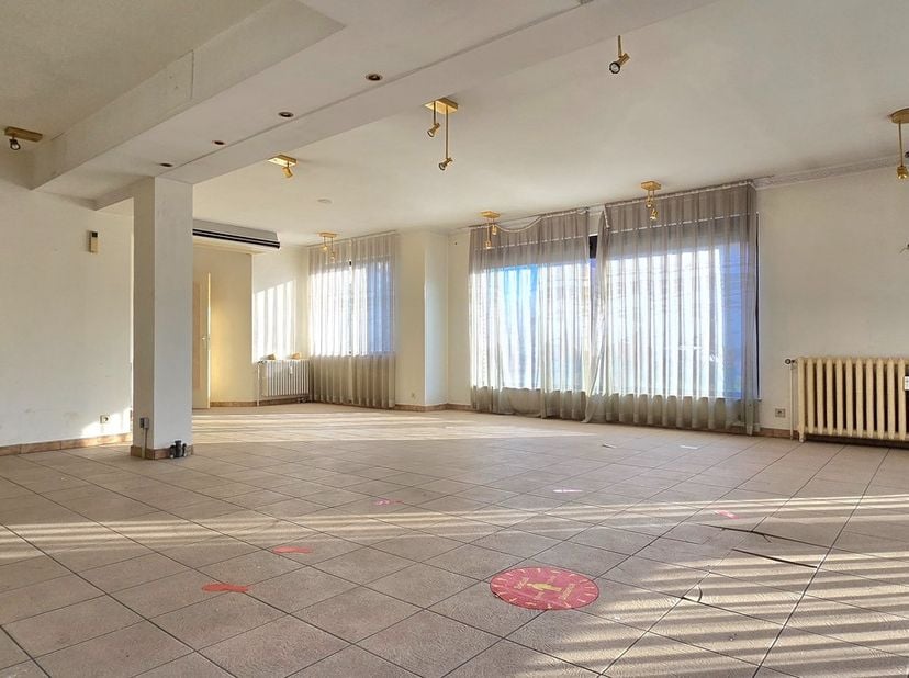 Bien professionnel à vendre
                    à 3560 Lummen