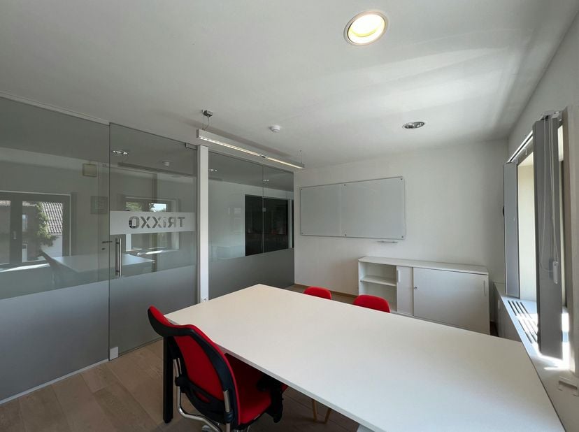 Espace commercial spacieux et stratégiquement situé de 17 m² au cœur de Hoeselt.<br />
<br />
Vous recherchez un site spacieux et flexible pour votre