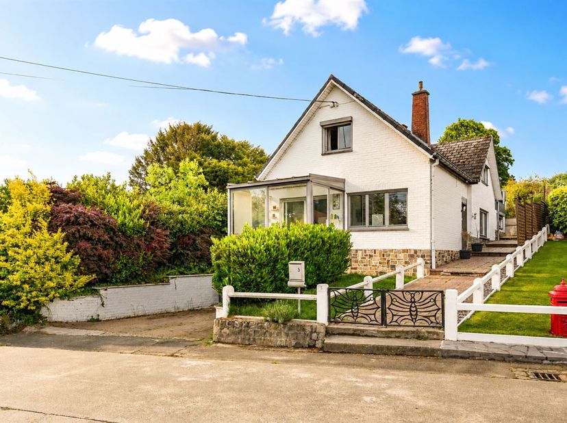 Te koop: bel-etagewoning met 3 slaapkamers, garage en tuin in het Pays des Collines<br />
In deze rustige en groene buurt bevindt zich deze charmante