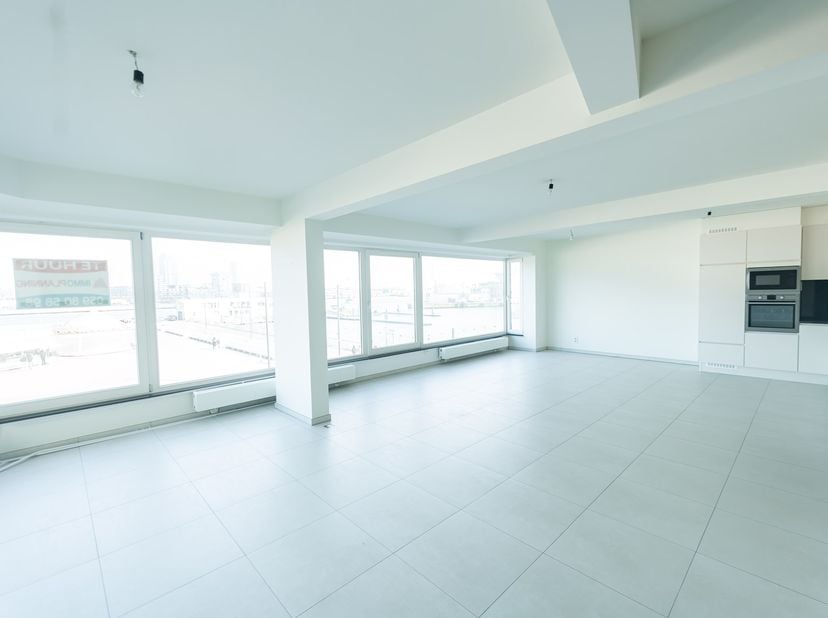 Centraal gelegen luxueus appartement op de  Visserskaai nabij het klein strand, op wandelafstand van de winkelstraten en het station. <br />
<br />
In
