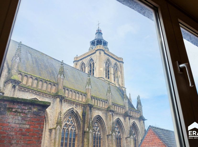 Ontdek dit handelspand met uiteenlopende mogelijkheden, gelegen op de historische Grote Markt van Poperinge. Met zijn uitstekende ligging biedt dit pa