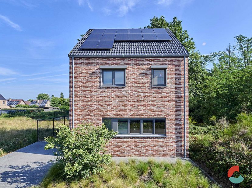 Instapklare BEN-woning, 14 zonnepanelen en ruime tuin. Deze recente halfopen BEN-woning is gelegen in een rustige en kindvriendelijke woonwijk, waar c