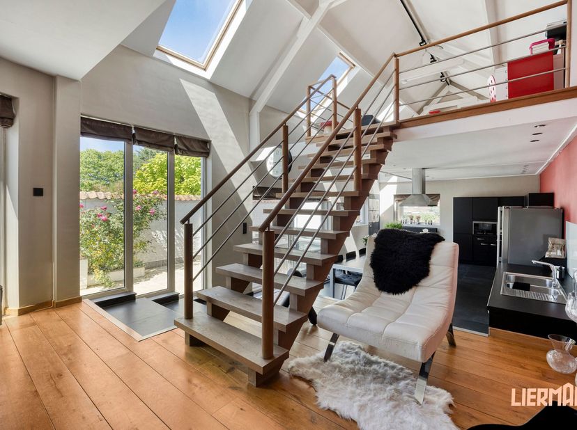 Een loftwoning verkopen begint met verleiding, en deze plek aan de Oude Gentbaan in Aalst heeft dat in overvloed. Dit is geen huis, dit is een leefwer