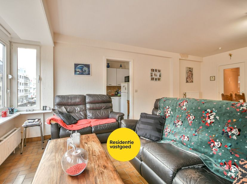 In het hart van Blankenberge, op amper enkele stappen van het station en het gezellige winkelcentrum, bevindt zich dit appartement met twee slaapkamer