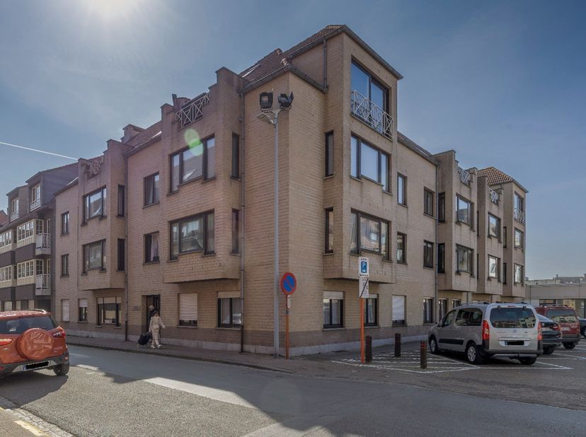 Ontdek dit lichtrijke en instapklare tweeslaapkamerappartement in het centrum van Heist, op wandelafstand van de Zeedijk en nabij alle voorzieningen.