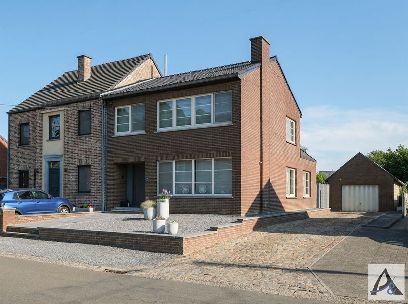 COMFORTABELE EN GERENOVEERDE EENGEZINSWONING OP RUSTIGE LOCATIE NABIJ HET GROEN<br />
Welkom in deze instapklare eengezinswoning, rustig gelegen in d