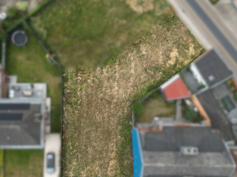 Het stuk bouwgrond (voor één open of halfopen woning) is gelegen op een gunstige ligging tussen Izegem en Rumbeke, de verbindingswegen en winkels zijn