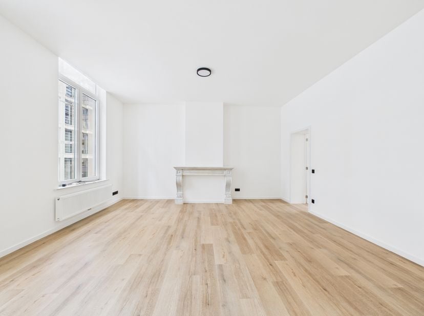 District Trône | Square de Meeûs - Gerenoveerd 2-slaapkamerappartement!<br />
Het appartement bestaat uit een hal, een woonkamer, een aparte, volledig