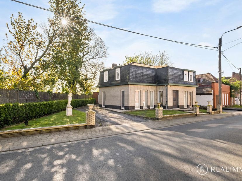 Cette charmante maison est située dans une rue calme au centre de Helchin et bénéficie d’une situation agréable et pratique, à proximité immédiate de