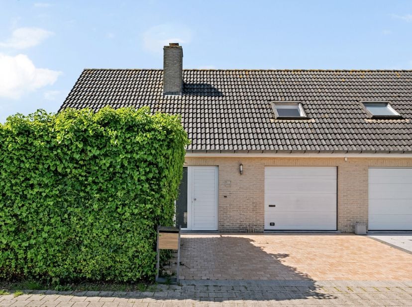 In centrum Leisele, deelgemeente van Alveringem, huisvest deze halfopen bebouwing (2000) met volgende indeling:<br />
GELIJKVLOERS:<br />
Ruime inkomh