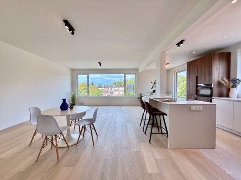 Dit hoekappartement, op de 2e verdieping (zonder lift) werd volledig gerenoveerd met hoogwaardige materialen en is gelegen in een kleinschalig blokje