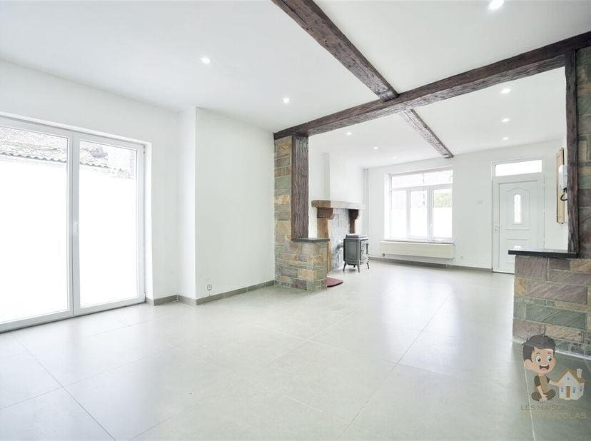 Huis met 4 voorgevels en 3 slaapkamers + garage in het hart van Châtelet!<br />
Elektriciteit conform, PEB D, 8 zonnepanelen klaar voor aansluiting, g