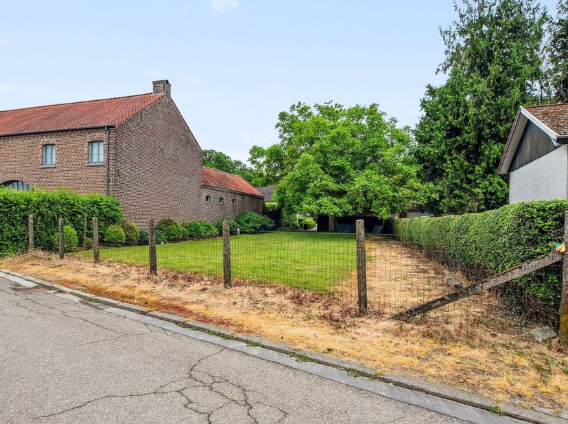 Rustig gelegen grond van 5a 15ca voor halfopen bebouwing in het landelijk Meldert bij Hoegaarden nabij het centrum en Sint-Janscollege.  Perceelbreedt