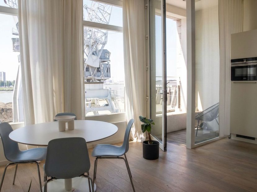 Ontdek dit prachtige appartement op het bruisende Eilandje, waar ruimte, licht en comfort perfect samenkomen.<br />
<br />
Dankzij de hoge plafonds en