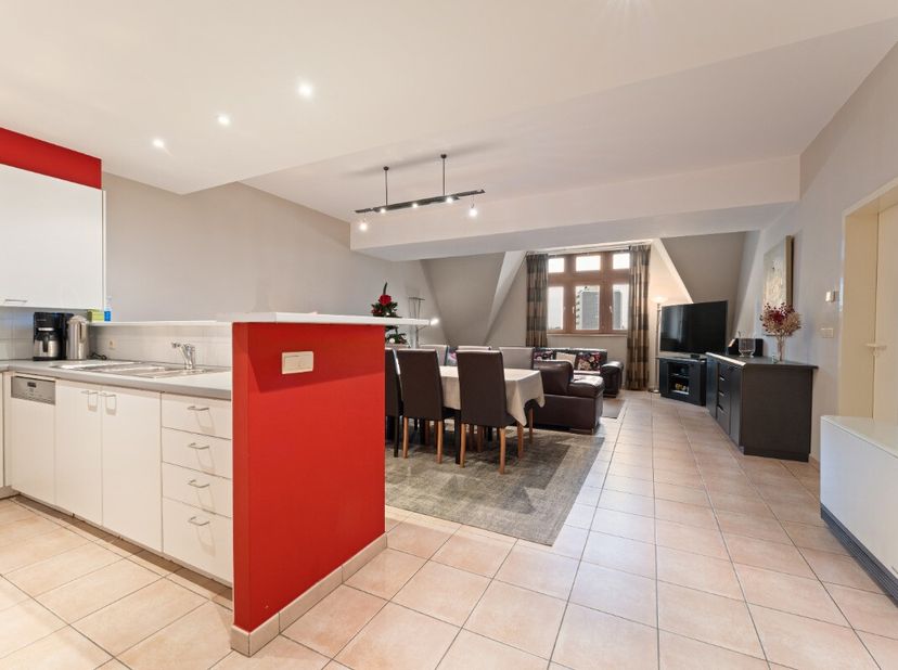 Te koop: ruim appartement in het centrum van Oostende, op wandelafstand van winkels, restaurants en de zeedijk. Dit appartement, geschikt voor vakanti