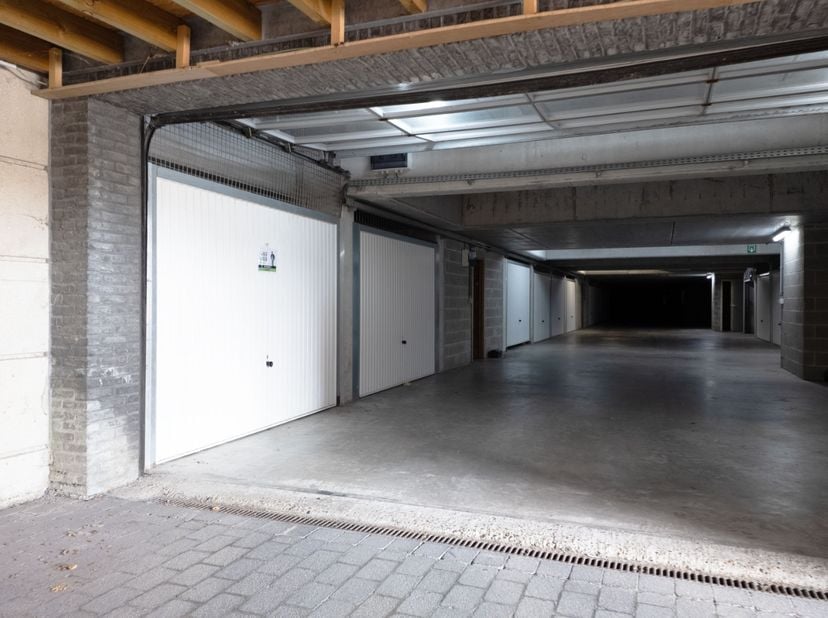 Gelegen op de ondergrondse verdieping in residentie "Nieuwendamme" aan de Brugsevaart te Nieuwpoort bieden we u deze garage aan. Deze bevindt zich op