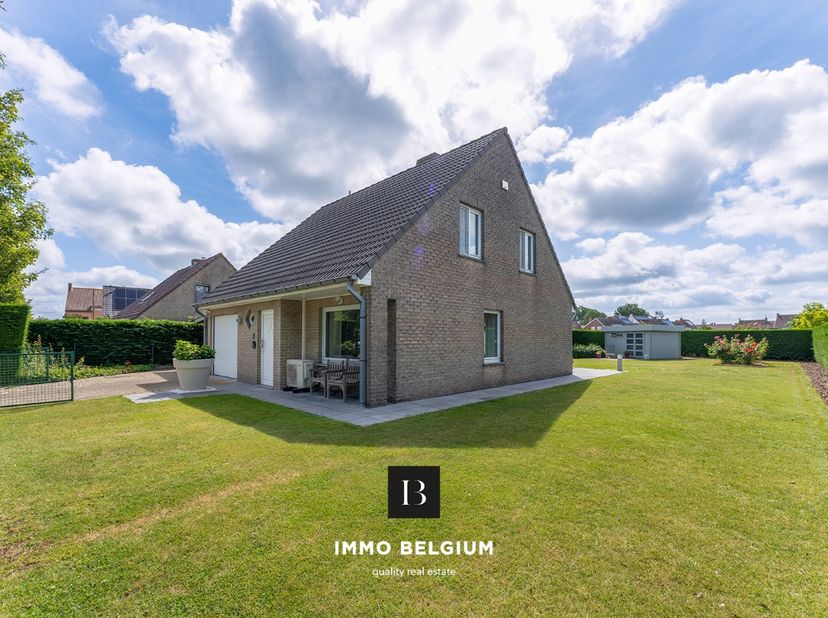 Deze goed onderhouden vrijstaande villa is gelegen in een rustige doodlopende straat in het pittoreske Vlissegem, op een zuidgericht perceel van 840 m