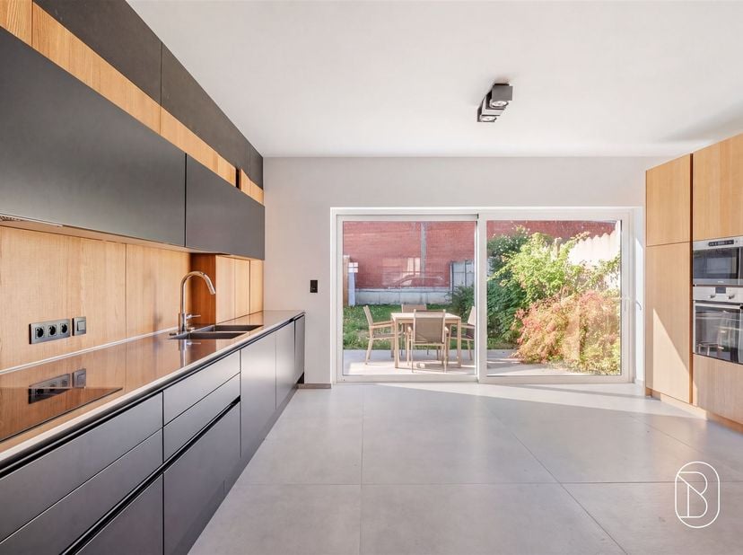 Découvrez cette magnifique maison familiale alliant confort moderne, finitions haut de gamme et excellente performance énergétique. Pensée pour répond